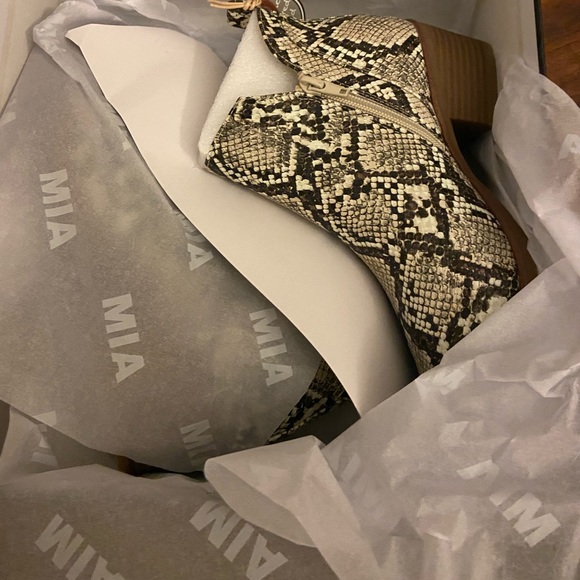 BOGO Snakeskin boots MIA Auden SOLD OUT NWT - Picture 4 of 8